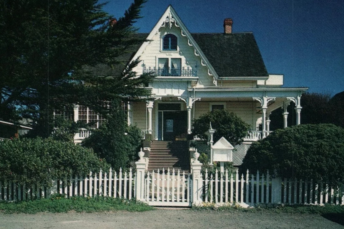 Historical Hotel in the Heart of Mendocino